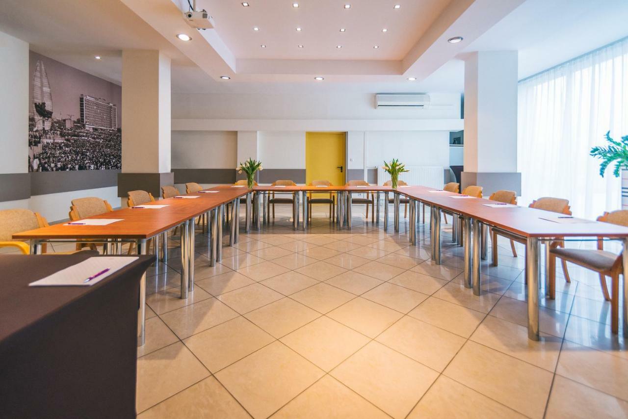 Hotel Forum Rzeszow Bagian luar foto