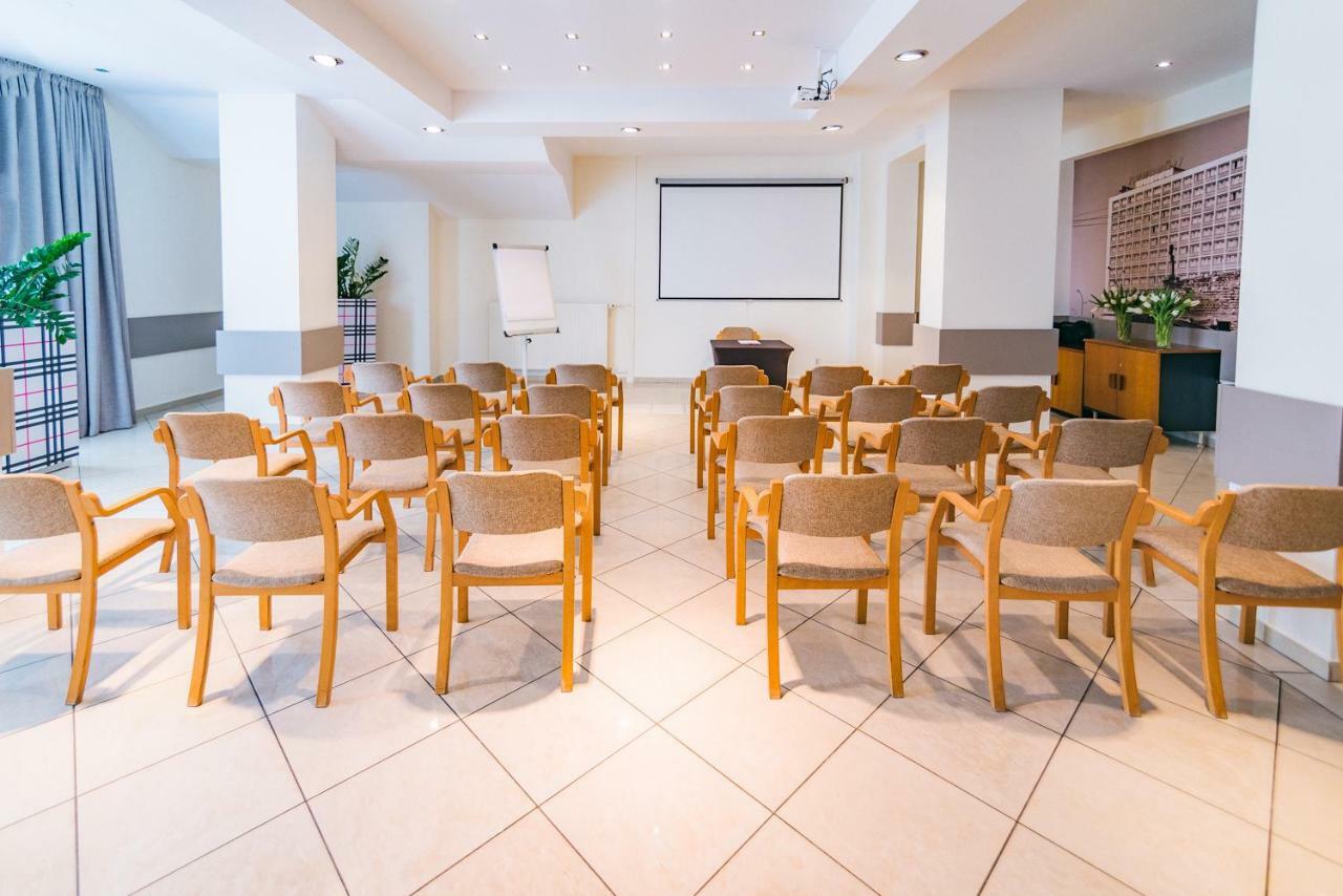 Hotel Forum Rzeszow Bagian luar foto