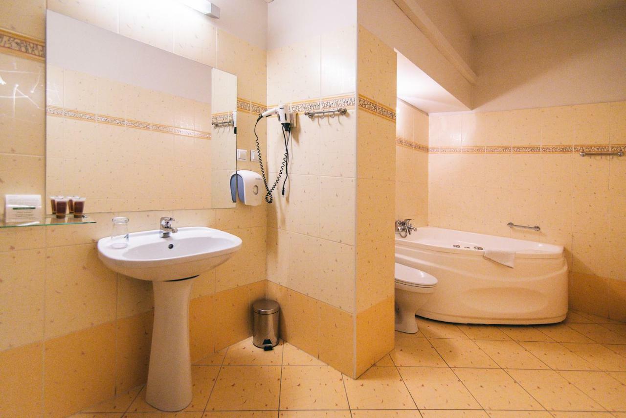 Hotel Forum Rzeszow Bagian luar foto